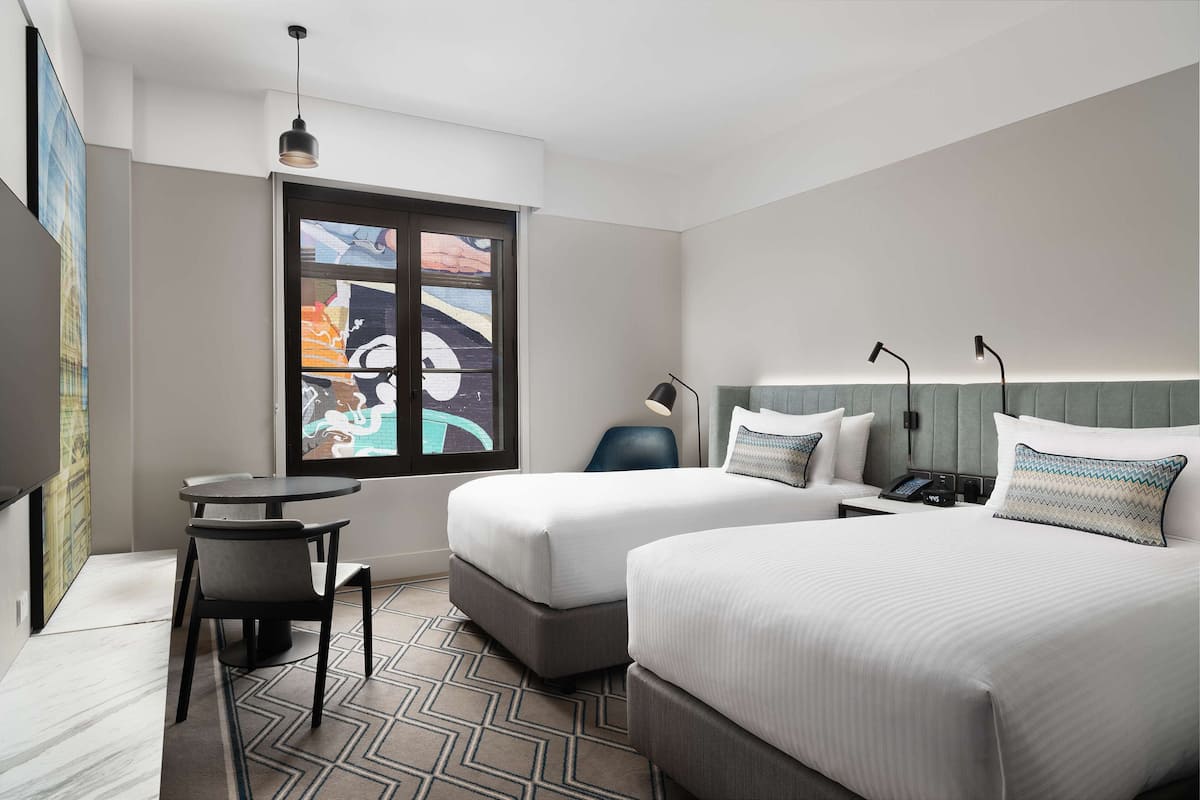 ห้องทวิน (Twin Superior Guest Room) | ตู้นิรภัยในห้องพัก, ผ้าม่านกันแสง, ห้องเก็บเสียง, เตารีด/โต๊ะรีดผ้า