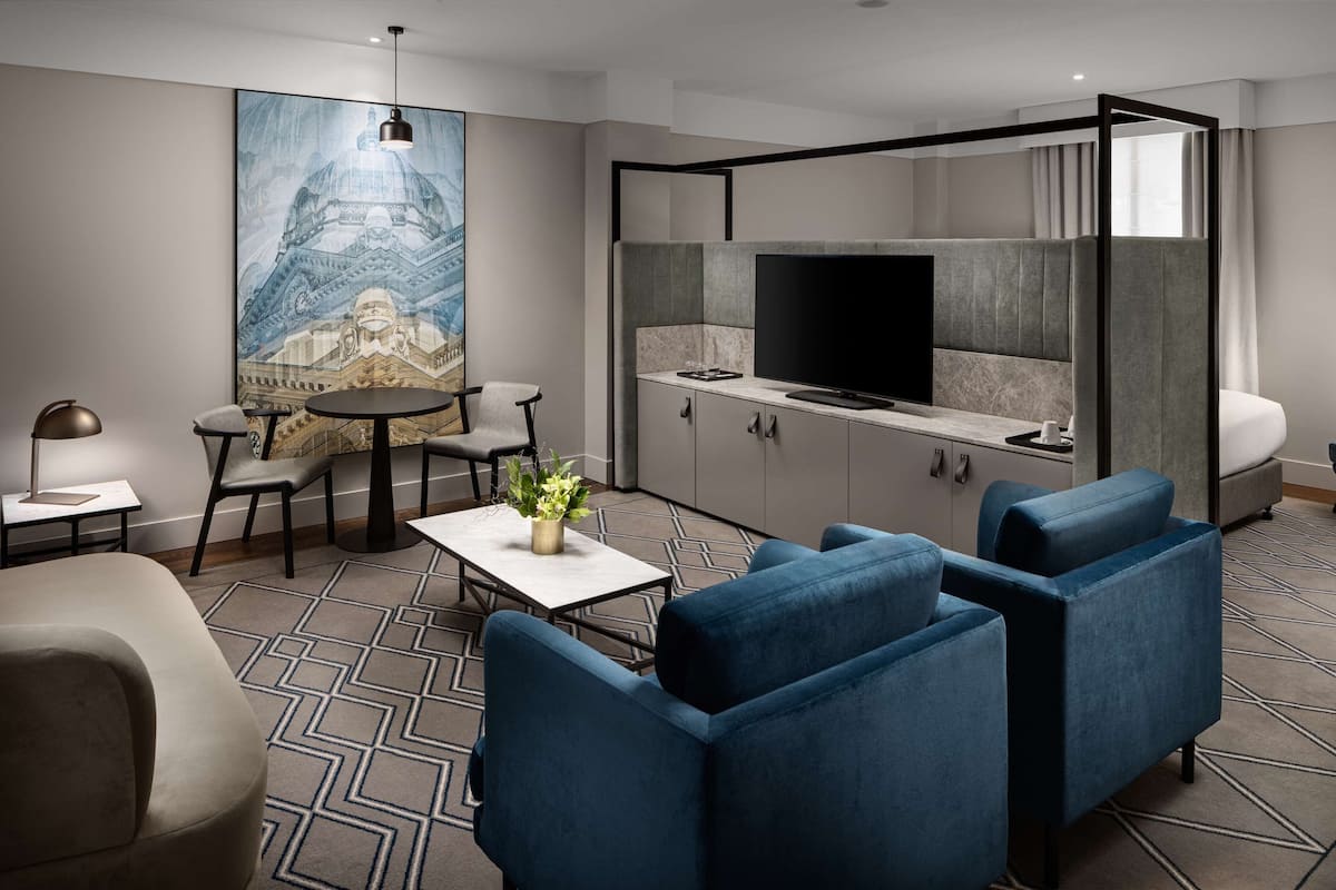 ห้องพรีเมียมสวีท, เตียงคิงไซส์ 1 เตียง (King Premium Suite, Lounge Access) | บริเวณนั่งเล่น | สมาร์ททีวี 55 นิ้ว พร้อมช่องดิจิตอล, ทีวี, Netflix
