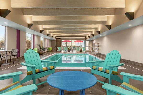 Piscina interna, funciona das 10h às 19h, espreguiçadeiras