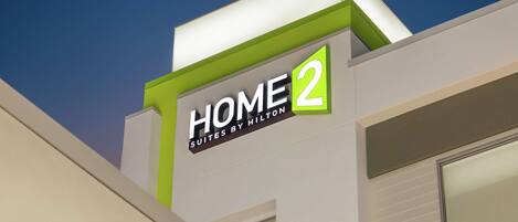 Une enseigne d’hôtel avec l’inscription « HOME 2 SUITES BY HILTON ».