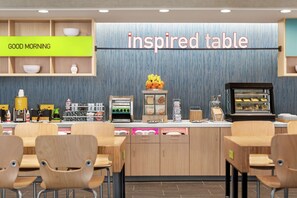 Café da manhã com buffet grátis todos os dias