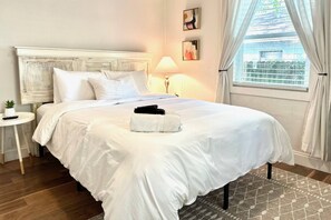 2 bedrooms, desk, iron/ironing board, free WiFi - Quaint 2 BR in an Up-and-Coming Part of Town |  Pet Friendly | Fenced Yard | Close to Downtown Tampa (Tampa)