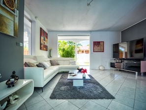 TV - Aline, villa with swimming pool and jacuzzi, close to all amenities (Le Gosier)