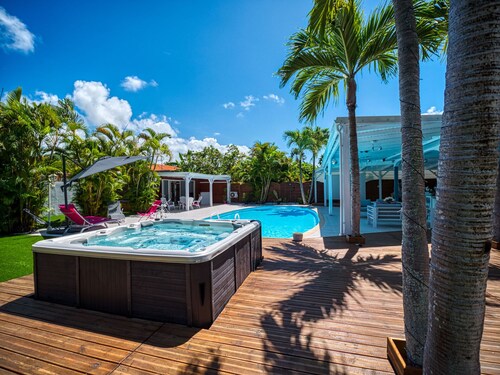 Aline, villa with swimming pool and jacuzzi, close to all amenities