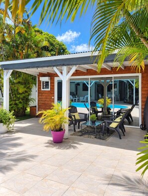 Outdoor dining - Aline, villa with swimming pool and jacuzzi, close to all amenities (Le Gosier)