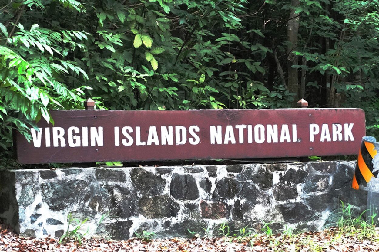 Un panneau indiquant l'entrée du parc national des îles Vierges.