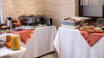 Free daily buffet breakfast