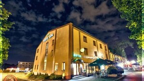 Un hotel con un letrero que dice "HOTEL SPA" y un letrero de estacionamiento.