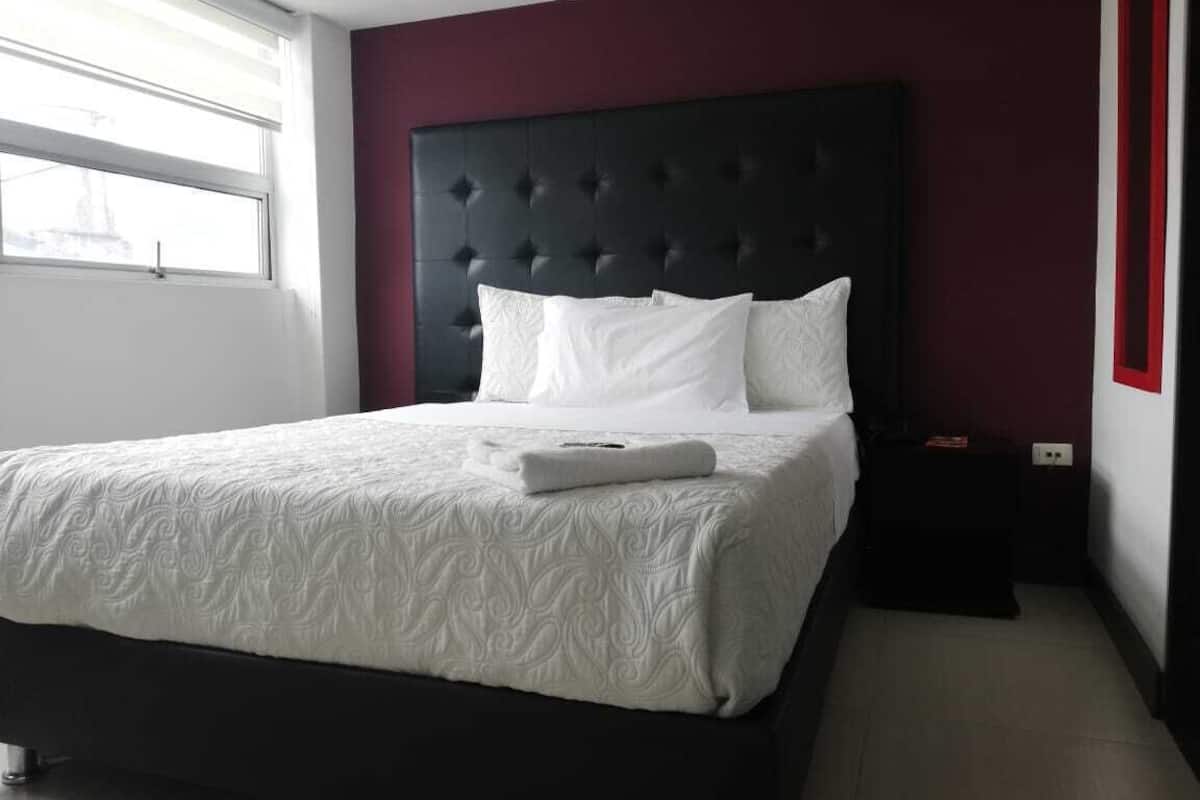 Minibar, caja de seguridad en la habitación y escritorio