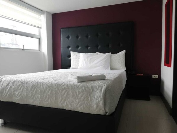 Minibar, caja de seguridad en la habitación y escritorio