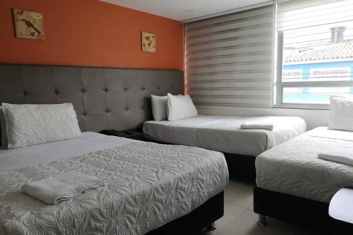 Habitación triple | Minibar, caja de seguridad en la habitación y escritorio