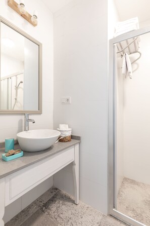 Egyptian cotton sheets, premium bedding, Select Comfort beds, minibar - Monza House Otel (Seferihisar)