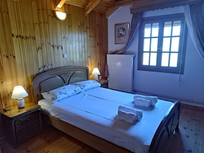 4 chambres, bureau, chambres insonorisées, fer et planche à repasser