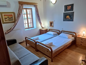 4 bedrooms, desk, soundproofing, iron/ironing board