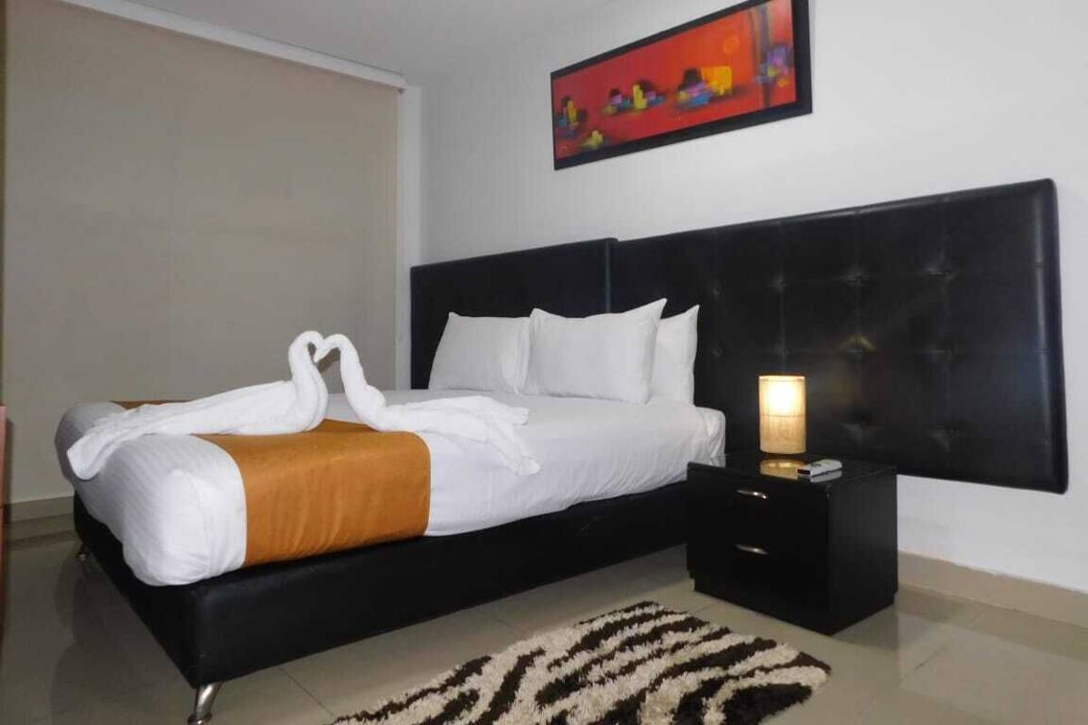 Safe på rommet, skrivebord og skrivebord for bærbar PC