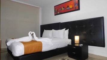 Safe på rommet, skrivebord og skrivebord for bærbar PC