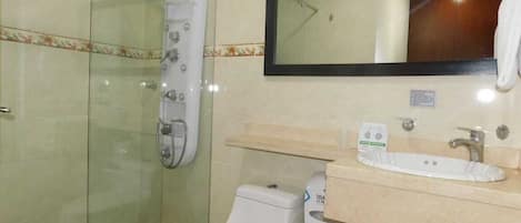 Douche, douche à « effet pluie », serviettes fournies, savon