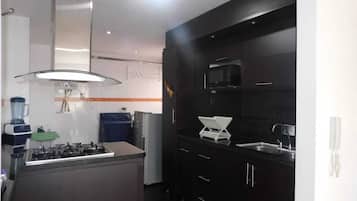 Kjøleskap, mikrobølgeovn, ovn og kokeplater