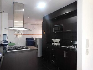 Kjøleskap, mikrobølgeovn, ovn og kokeplater