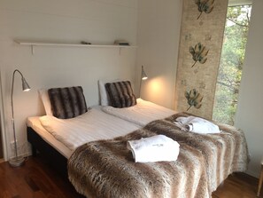 3 bedrooms, desk, iron/ironing board, WiFi