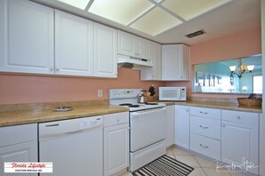 Fridge, microwave, stovetop, dishwasher - Bayshore Yacht & Tennis Club 507 (Indian Shores)