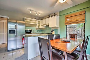 Fridge, microwave, stovetop, coffee/tea maker - Walk to Turtle Beach from Kailua-Kona Apt! (Kailua-Kona)