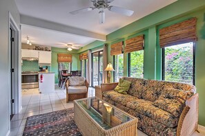 TV - Walk to Turtle Beach from Kailua-Kona Apt! (Kailua-Kona)