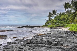 Beach nearby - Walk to Turtle Beach from Kailua-Kona Apt! (Kailua-Kona)