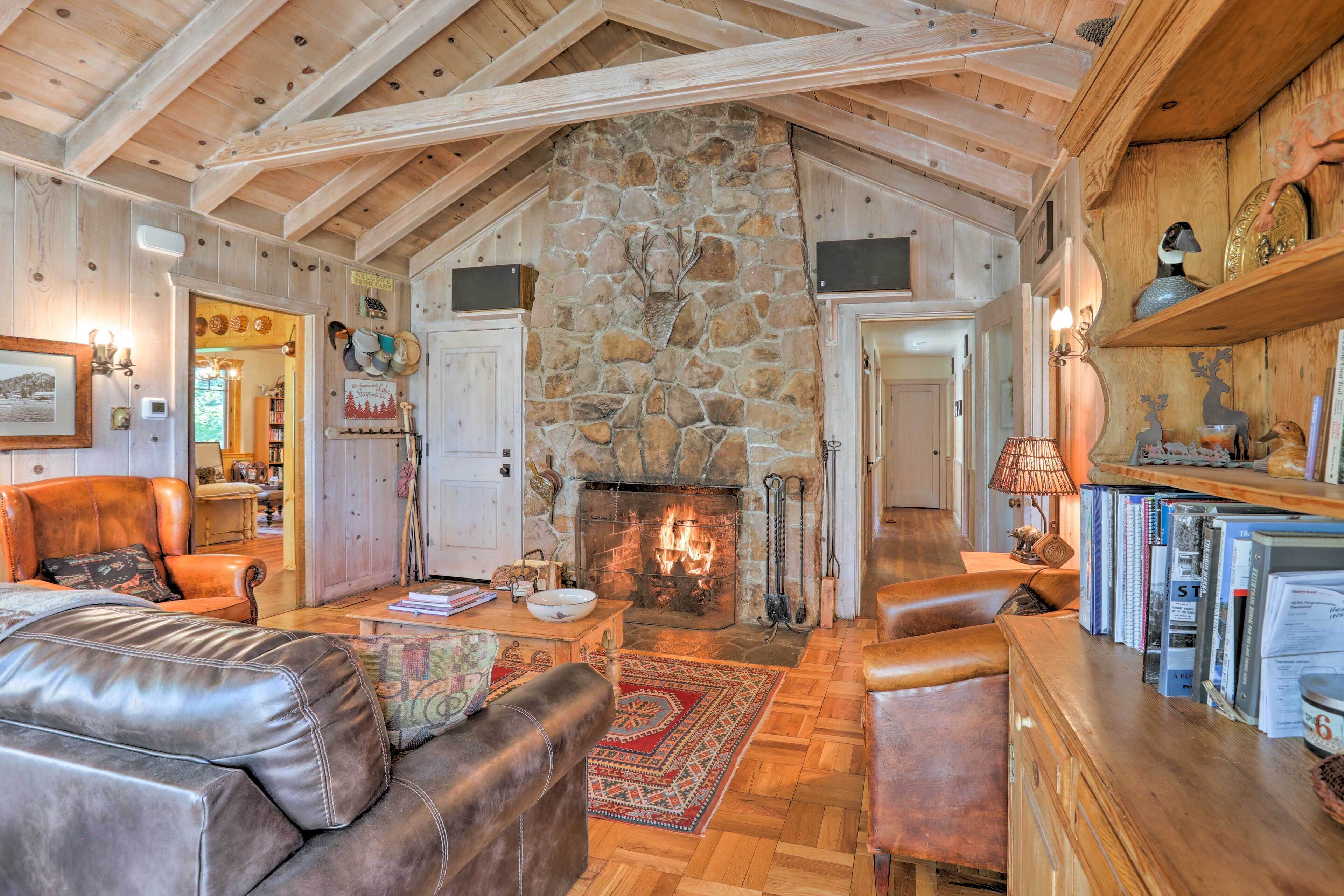 'Old Tahoe' Brockway Lodge w/Hot Tub & Lake Views!