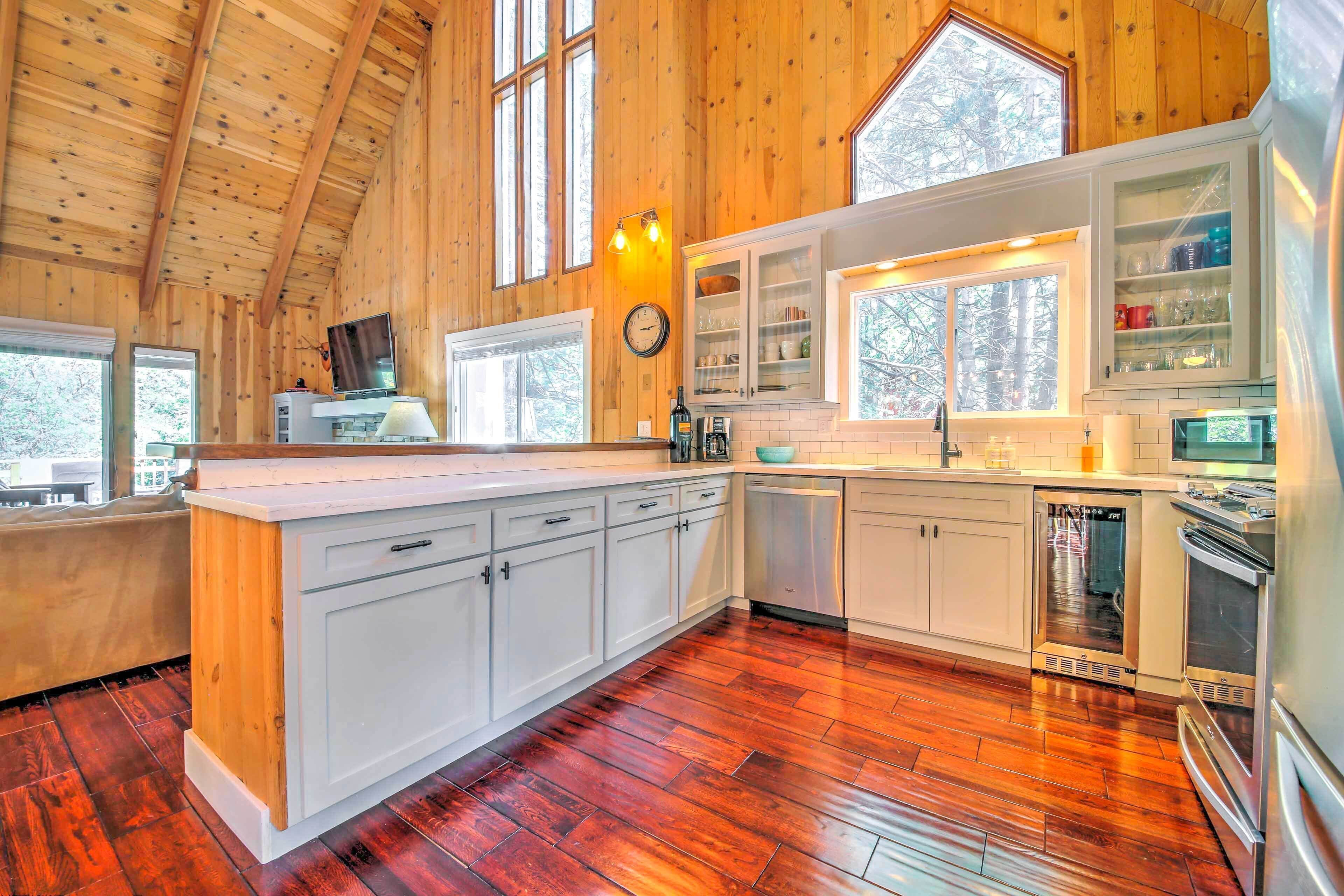 Gorgeous Lake Arrowhead Retreat w/Game Room & Deck