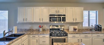 2 Mi to Peoria Sports Complex: Pet-Friendly Escape