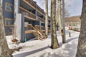 Un immeuble à plusieurs étages, doté de balustrades en bois et d’un escalier menant à l’entrée.