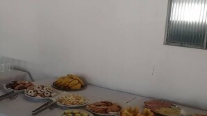 بوفيه فطور مجانًا يوميًا