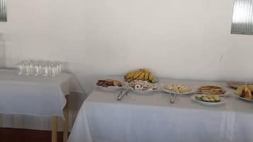Café da manhã com buffet grátis todos os dias