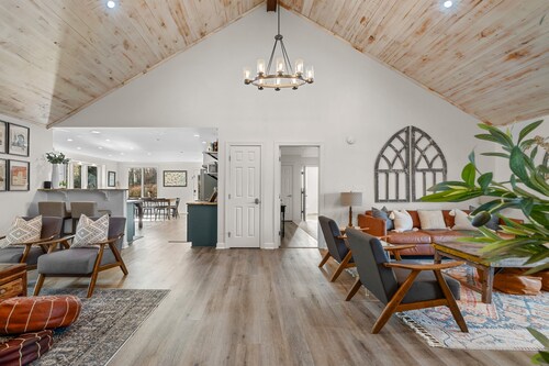 Leiper’s Fork Hilltop Home on 12 Private Acres near Franklin and Nashville