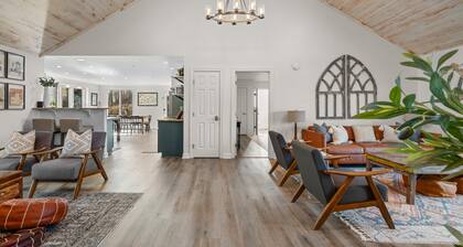 Leiper’s Fork Hilltop Home on 12 Private Acres near Franklin and Nashville