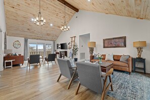 Smart-TV, peis, bøker og musikkbibliotek