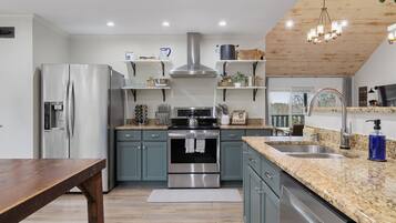 Køleskab, mikrobølgeovn, ovn, kogeplade