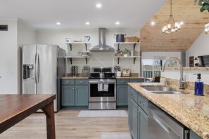 Køleskab, mikrobølgeovn, ovn, kogeplade