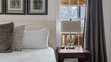 3 habitaciones, escritorio y tabla de planchar con plancha