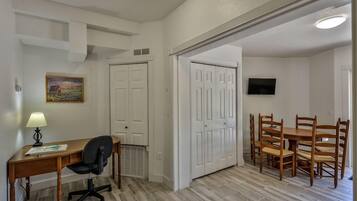 Comfort Apartment, 2 Bedrooms (216 A) | In-room dining