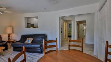 Apartemen Comfort, 2 kamar tidur (216 A) | Makan di kamar