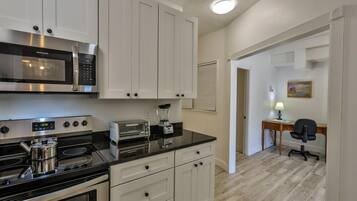 Apartemen Comfort, 2 kamar tidur (216 A) | Dapur pribadi | Lemari es besar, microwave, oven, dan mesin pencuci piring