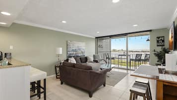 Smart TV, libros, biblioteca de música, videoteca