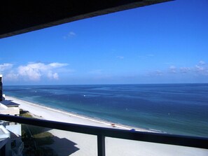 Condo, 1 cama King, piscina particular, vista para a praia | Sacada