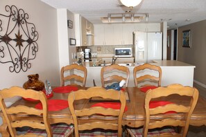 Fridge, microwave, stovetop, coffee/tea maker - Las Brisas 105 (Madeira Beach)