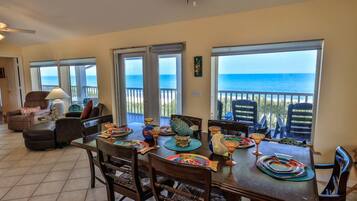 Comfort House, 3 Bedrooms, Beach View (Beach House) | In-room dining