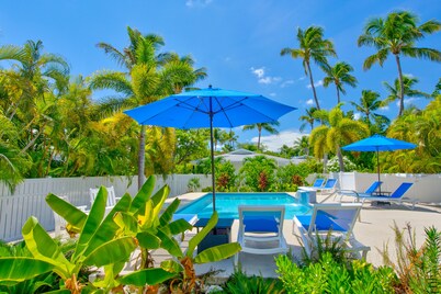 TikiBar with TV &Stereo, PrivateSpa, Heated Pool, Hammock,SUP’s, Kayaks,Bikes,FP