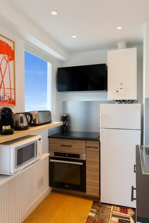Microwave, oven, dishwasher, coffee/tea maker