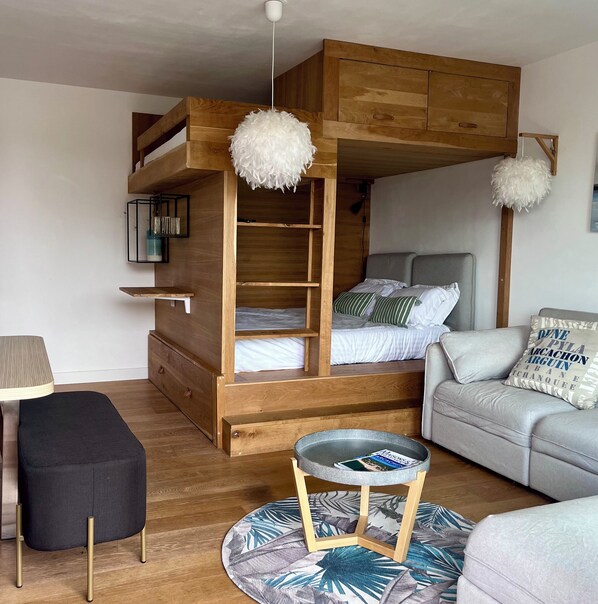 Tabla de planchar con plancha y ropa de cama